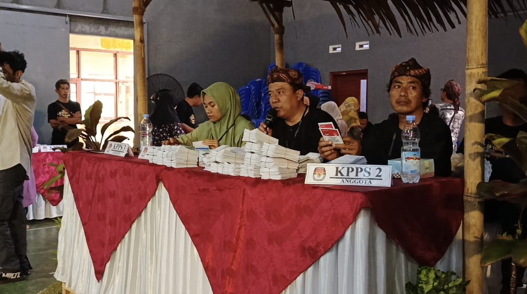 Petugas KPPS yang memberikan surat suara kepada hak pilih dalam simulasi pemungutan surat suara di Kecamatan Sadanyana, Kabupaten Ciamis, Minggu 10 November 2024. (Cecep Herdi/Jabar Ekspres)