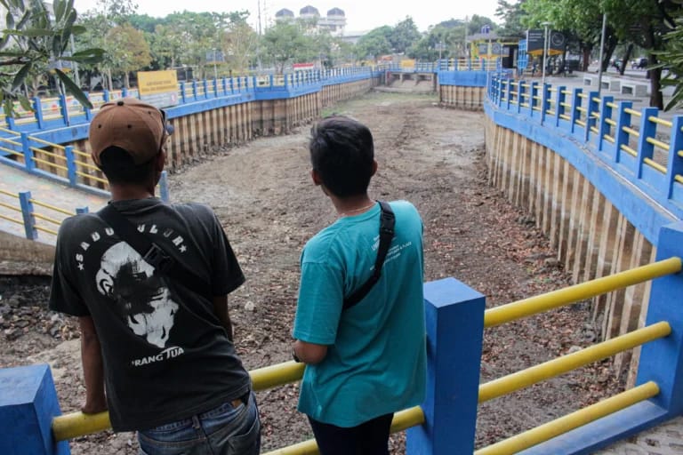 Warga sekitar tengah berada di sekitar kawasan kolam retensi Gedebage, Pasar Induk Gedebage, Kota Bandung. (Dok. Jabar Ekspres)