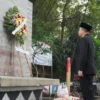 Pj Bupati Bandung Barat, Ade Zakir saat menyambangi Taman Makam Pahlawan (TMP) di Kecamatan Batujajar. Dok Prokompim KBB