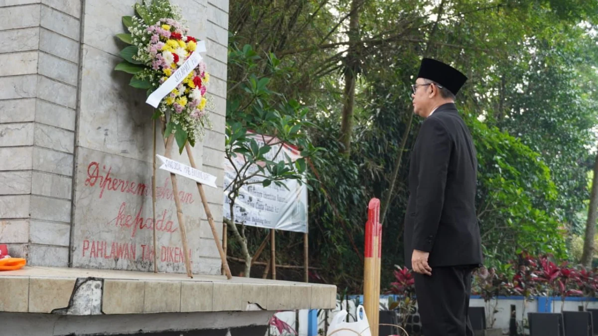 Pj Bupati Bandung Barat, Ade Zakir saat menyambangi Taman Makam Pahlawan (TMP) di Kecamatan Batujajar. Dok Prokompim KBB