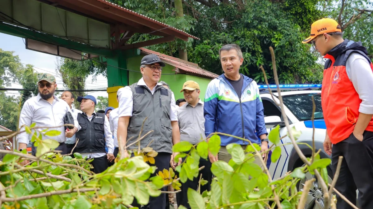Bey Machmudin dan Pj Wali Kota Cimahi Tinjau Kerusakan Pasca Hujan Deras dan Angin Kencang Pj Gubernur Jawa Barat, Bey Machmudin dan Pj Wali Kota Cimahi, Dicky Saromi saat Meninjau SDN Baros Mandiri 4 yang Rusak Tertimpa Pohon (Mong)