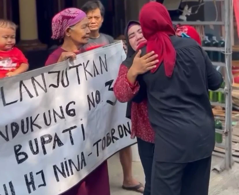 Momen Haru Nina Agustina saat Kampanye Pilbup Indramayu, Warga: Sabar Ya Bu Momen Haru Nina Agustina saat Kampanye Pilbup Indramayu, Warga: Sabar Ya Bu