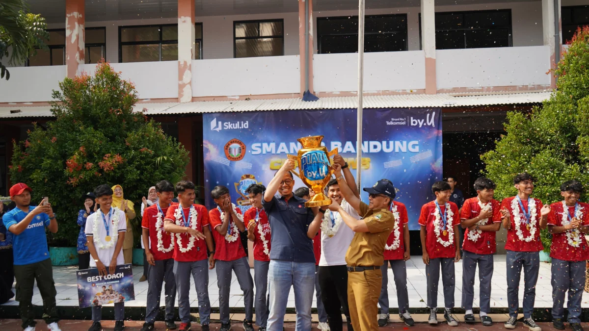 Beri Apresiasi Kepada Champion Piala by.U 2024, Telkomsel Bagikan 1.000 Voucher by.U ke seluruh siswa SMAN 18 Bandung Beri Apresiasi Kepada Champion Piala by.U 2024, Telkomsel Bagikan 1.000 Voucher by.U ke seluruh siswa SMAN 18 Bandung