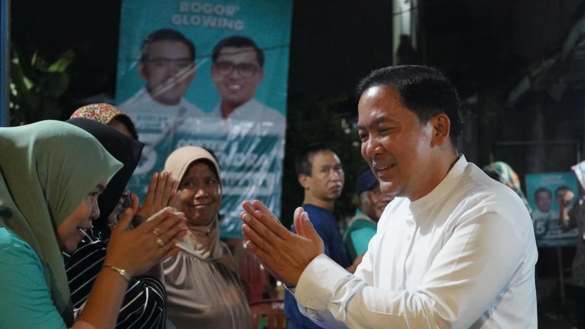 Antusias Warga Sindangbarang Bogor Sambut Meriah Kehadiran Rayendra - Eka hingga Suguhkan Liwetan Calon Wali Kota Bogor nomor urut 5, Dokter Reyendra saat menyapa warga Sindangbarang, Kecamatan Bogor Barat. (Foto: Istimewa)