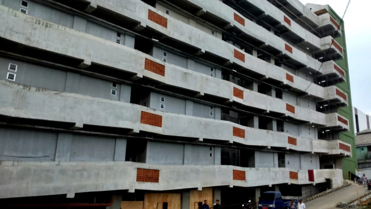 Salah satu penghuni menunjukkan unit yang ditinggalinya di Rumah Deret Tamansari.