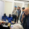 Jajaran Sat Narkoba Polres Cimahi saat Gerebeg Home Industri Tembakau Sintetis di Dago Atas Kota Bandung (mong)
