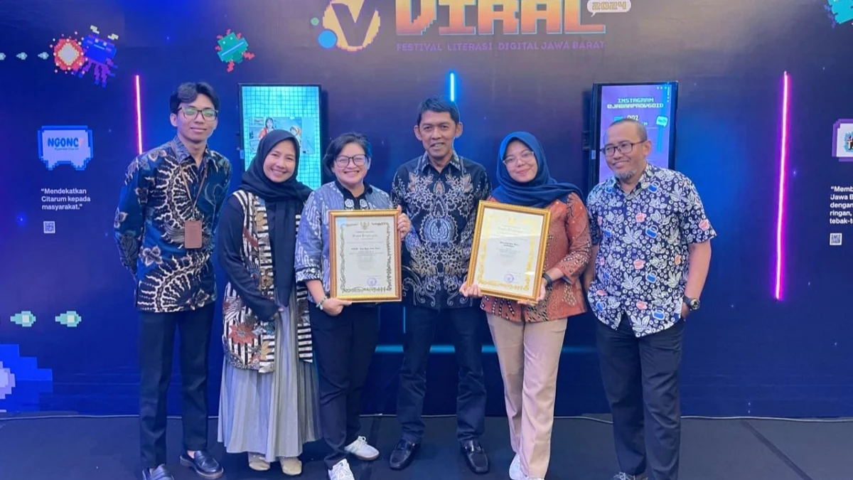Pemkot Bogor Borong Tiga Penghargaan di Jawa Barat Jajaran Diskominfo Kota Bogor saat menerima dua penghargaan dalam festival Literasi Digital 2024. (Dok. Diskominfo Kota Bogor)