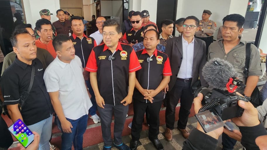 Marak Investasi Bodong, Pakar Ekonomi Soroti Langkah Penindakan hingga Sosialisasi OJK dan APH Ist.Puluhan korban investasi bodong robot trading DNA Pro kembali mendatangi Kejaksaan Negeri (Kejari) Kota Bandung di Jalan Terusan Jalan Jakarta Bandung, Rabu (20/11). Dok. Jabar Ekspres