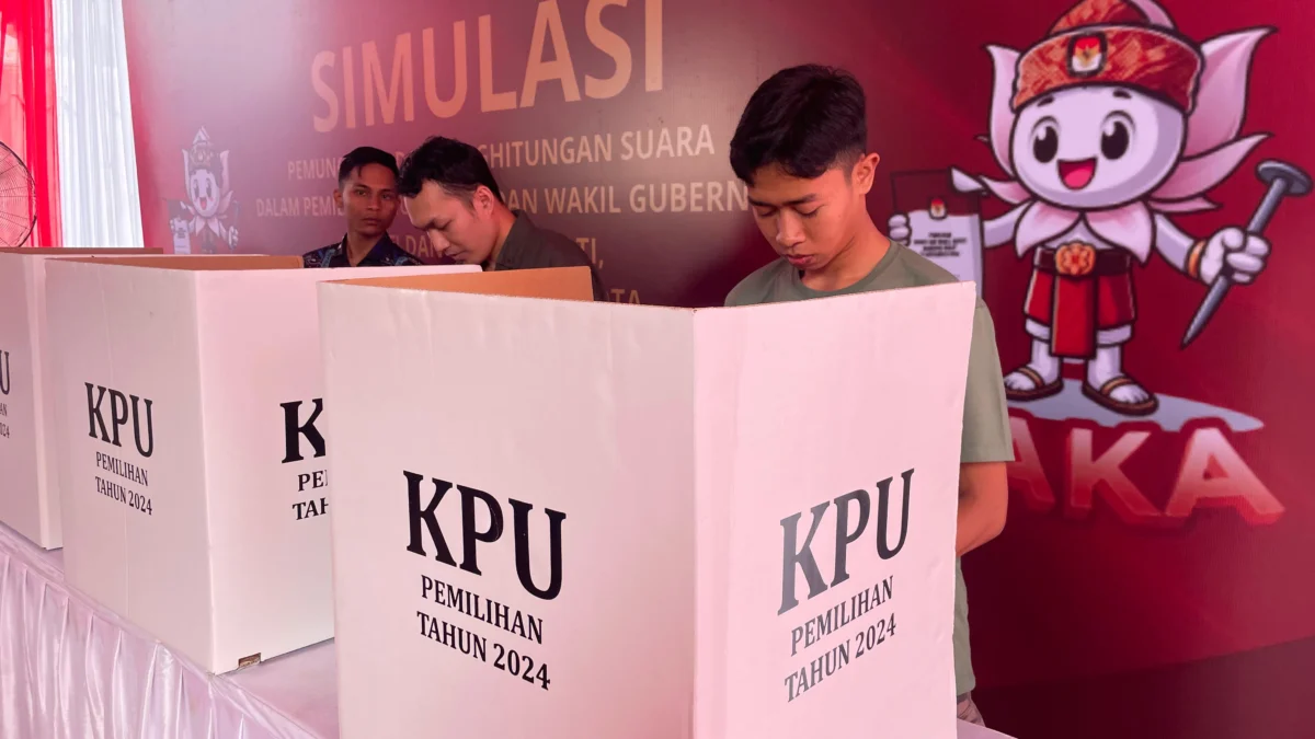 Dok. Petugas KPPS saat ikuti proses simulasi pemungutan suara untuk Pilkada serentak 2024. Foto. Uwit Jabar Ekspres.