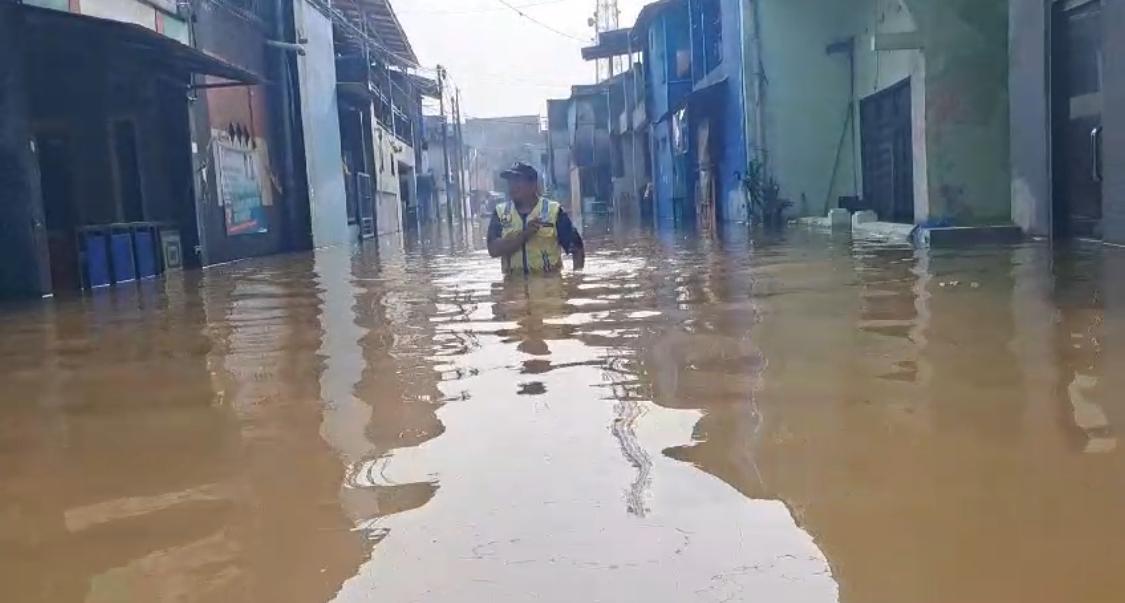 Warga saat melintasi banjir yang menggenang di Kampung Bojong Asih, Desa Dayeuhkolot, Kecamatan Dayeuhkolot, Kabupaten Bandung. Foto Istimewa