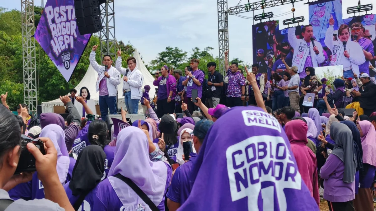 Pasangan Calon Nomor Urut 1, Sendi Fardiansyah dan Melli Darsa menggelar kampanye akbar di Lapangan Exit Tol Tanah Baru, Kecamatan Bogor Utara, Sabtu (23/11). (Yudha Prananda / Jabar Ekspres)