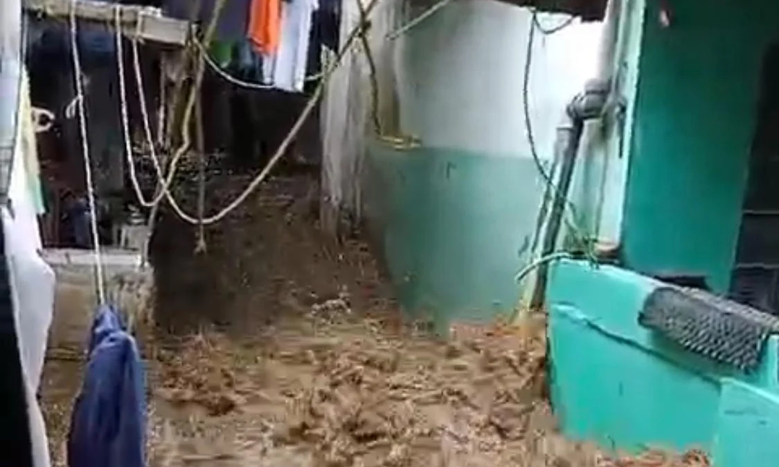 Tanggul Sungai Cigede Di Kampung Lamajang Kembali Jebol, Puluhan Rumah Warga Terendam Tanggul Sungai Cigede di Kampung Lamajang Peuntas, Desa Citereup, Kecamatan Dayeuhkolot, Kabupaten Bandung pada Minggu (24/11) Jebol, puluhan rumah terendam. Foto Istimewa