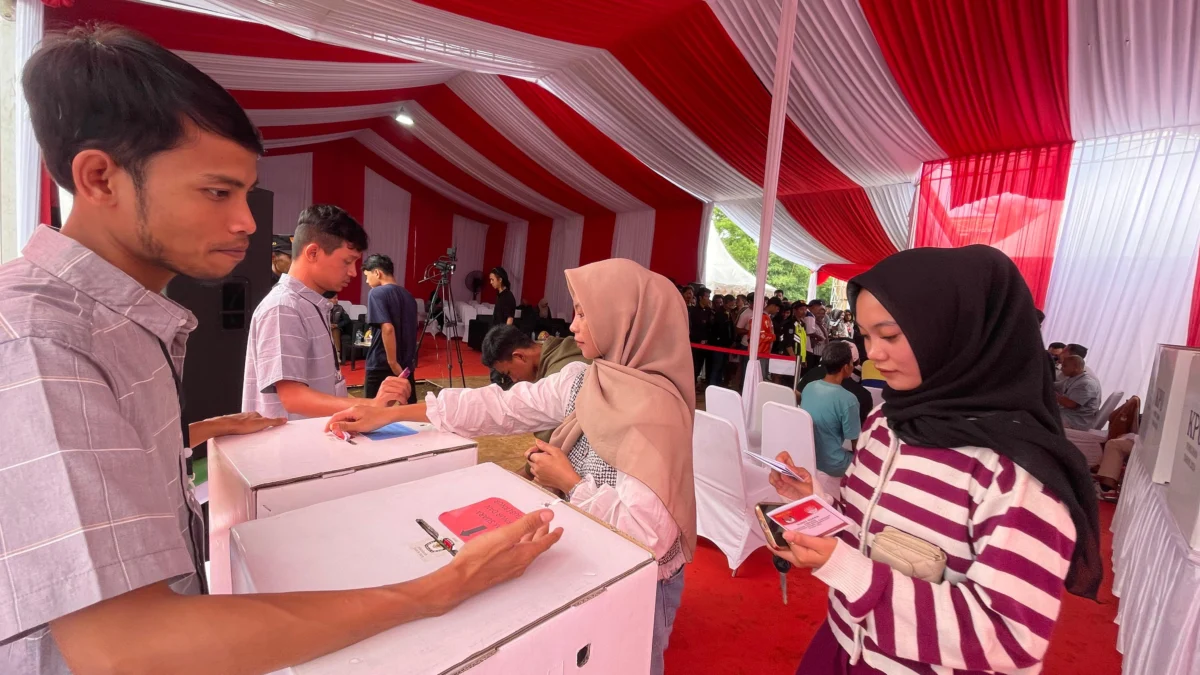 Sempat Diguyur Hujan Deras, Pj Bupati KBB Pastikan Pelaksanaan Pilkada Berjalan Lancar Masyarakat Bandung Barat saat menyalurkan hak pilihnya. Rabu (27/11). Dok Jabar Ekspres