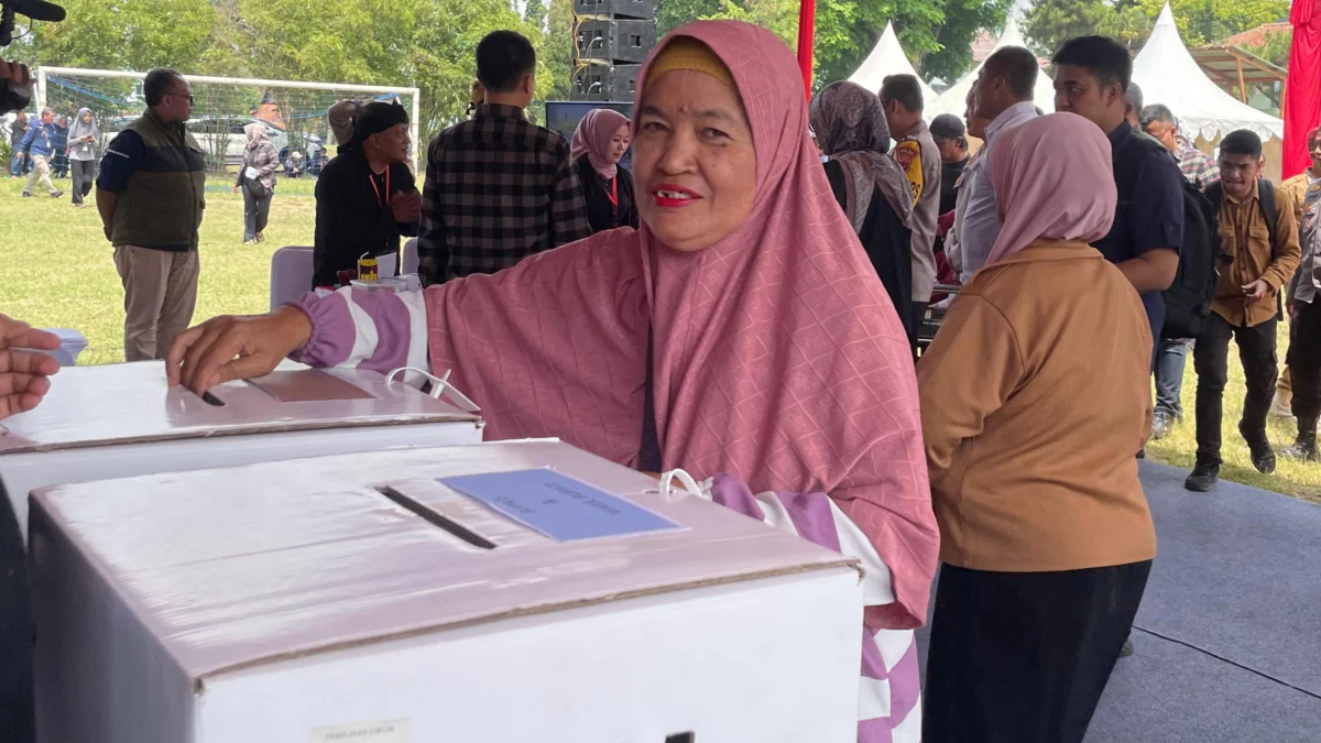 Bawaslu Bandung Barat Belum Terima Laporan Kecurangan di Hari Pemungutan Suara Masyarakat Bandung Barat saat menyalurkan hak pilihnya di Pilkada Serentak 2024. Rabu (27/11). Fok Jabar Ekspres