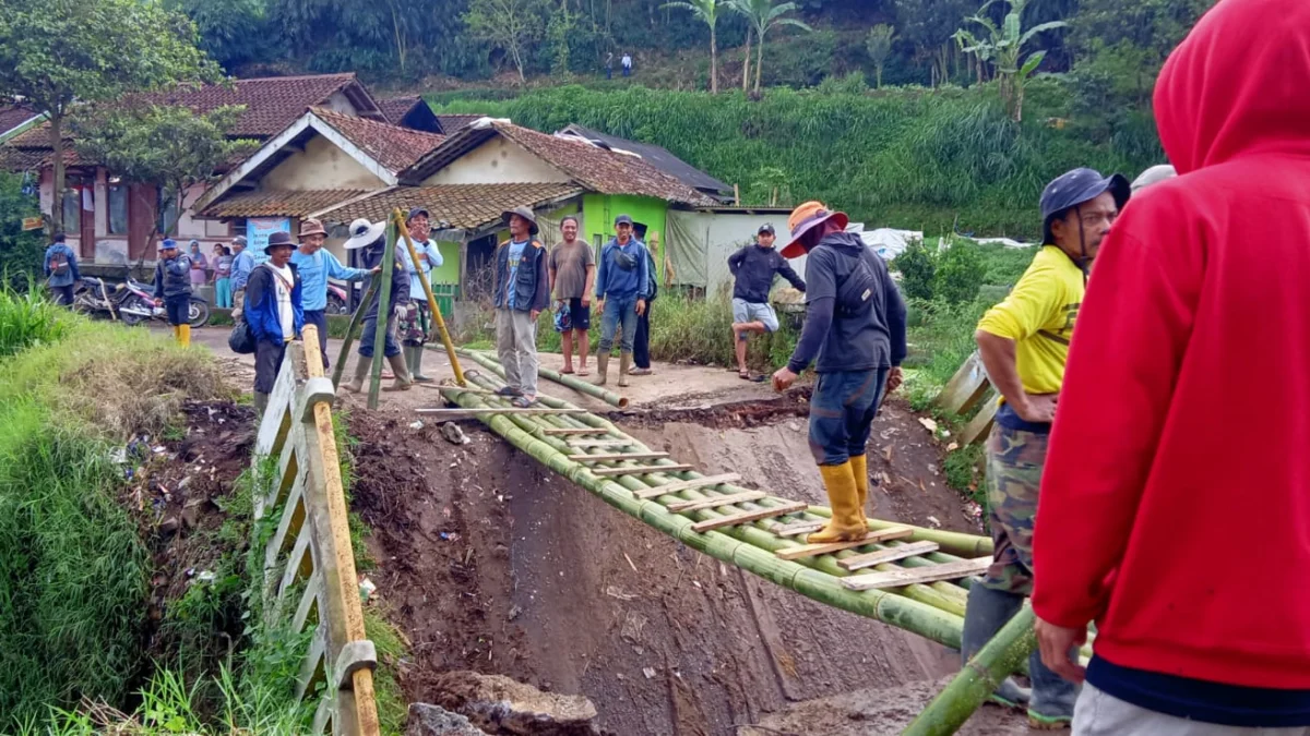 Akses Penghubung 2 Desa di Kertasari Bandung Ambruk, Warga Bangun Jembatan Sementara Pakai Bambu Warga gotong-royong bangun akses sementara akibat jembatan penghubung Desa Tarumajaya dengan Desa Cikembang, di wilayah Kecamatan Kertasari, Kabupaten Bandung ambruk.