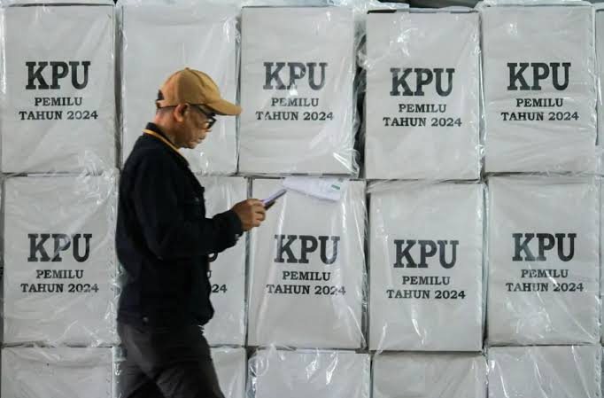 Kabar Duka pada Pilkada 2024, Anggota KPPS di Desa Sindanglaya Bandung Meninggal Dunia Ilustrasi: Sejumlah kotak suara tersusun rapih pada pelaksanaan Pemilu 2024. (Dok. Jabar Ekspres)