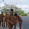 Gubernur Kalsel, Sahbirin Noor usai memimpin apel pagi ASN, di kantor Gubernur Kalsel, Banjarbaru, Senin (11/11/2024). (Foto: ANTARA)