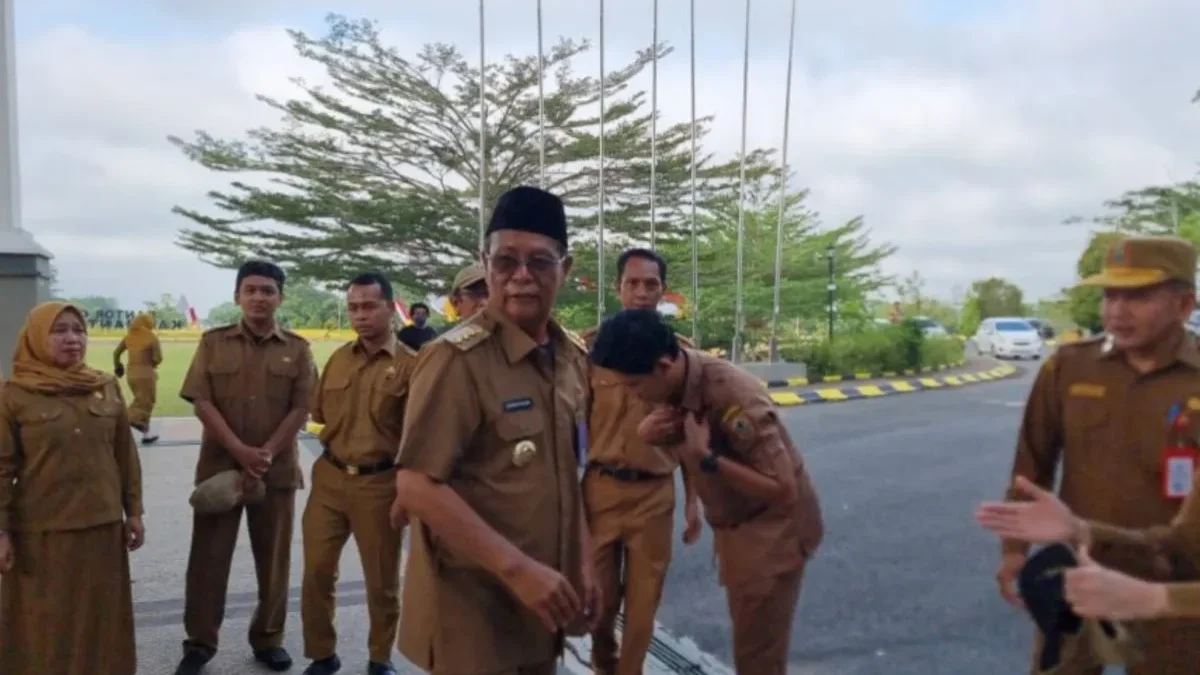 Gubernur Kalsel, Sahbirin Noor usai memimpin apel pagi ASN, di kantor Gubernur Kalsel, Banjarbaru, Senin (11/11/2024). (Foto: ANTARA)