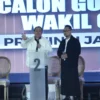 Pasangan Calon Gubernur dan Wakil Gubernur Jabar nomor urut 2, Jeje Wiradinata-Ronal Surapradja menggaungkan program Jabar untuk Semua saat Debat Publik Calon Gubernur dan Wakil Gubernur Jabar di Graha Sanusi, Universitas Padjadjaran, Kota Bandung, Senin, 11 November 2024) malam. 