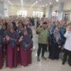Ratusan anggota Peristri memberikan dukungannya kepada Pasangan Calon ( Paslon ) M. Farhan-Erwin untuk jadi Wali Kota Bandung.