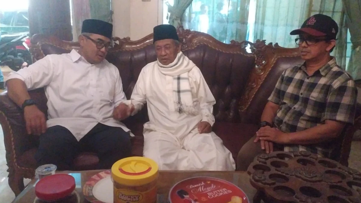 Tokoh Persis Doakan Farhan – Erwin Jadi Wali Kota Bandung Salah satu ulama Kota Bandung KH. Toha Muksin mendukung penuh Muhammad Farhan dan Erwin untuk menjadi Wali Kota Bandung.
