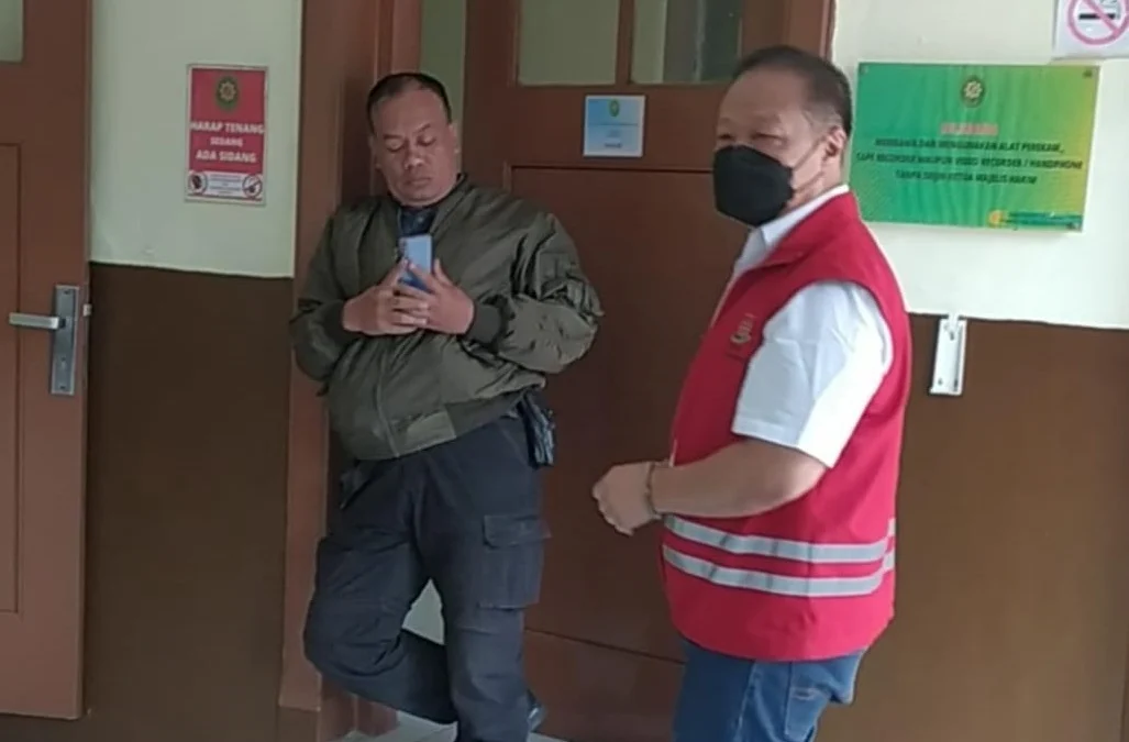 Kasus Dugaan Penipuan Bos Tekstil Masih Berlanjut, Saksi Ungkap Pemberian Cek Kosong Rp 100 Miliar Sidang dugaan penggelapan dan penipuan yang libatkan Bos Tekstil dengan terdakwa Miming Thekniko masih belanjut di Pengadilan Negeri Bandung.