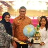 Pj Wali Kota Cimahi, Dicky Saromi bersama Kepala DP3AP2KB, Fitriani Manan saat Memberikan Piala pada Siswi Juara Sekolah Siaga Kependudukan (SSK) (mong)