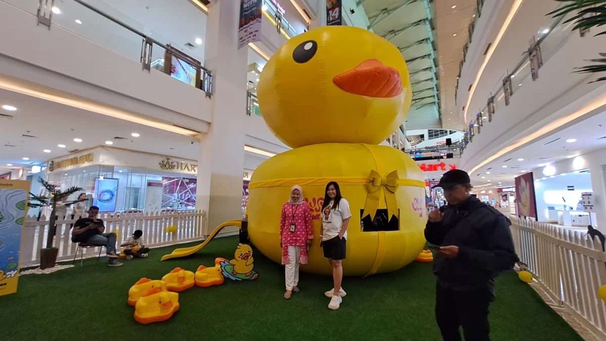 Bebek Raksasa Menyapa, Hadir di Festival Citylink Bandung Merayakan Anniversary yang ke-14 tahun, Festival Citylink menggandeng Museum of Toys menghadirkan sebuah acara perayaan unik dengan instalasi bebek raksasa yang akan memeriahkan Bandung. Gelaran bertajuk Bebeklogy ini berlangsung pada 28 Oktober hingga 17 November 2024.
