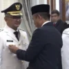 Pj Gubernur Jawa Barat, Bey Machmudin melantik Budi Waluya sebagai Pj Bupati Ciamis di Ruang Kenegaraan Gedung Pakuan, Bandung, pada Jumat, 1 Oktober 2024. (Tangakapn Layar Yotube Diskominfo Ciamis)