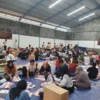 Ratusan warga dilibatkan dalam Sorlip surat suara pemilihan kepala daerah Bandung Barat dan Jawa Barat di Gudang logistik KPU Bandung Barat. Jumat (1/11). Dok Jabar Ekspres