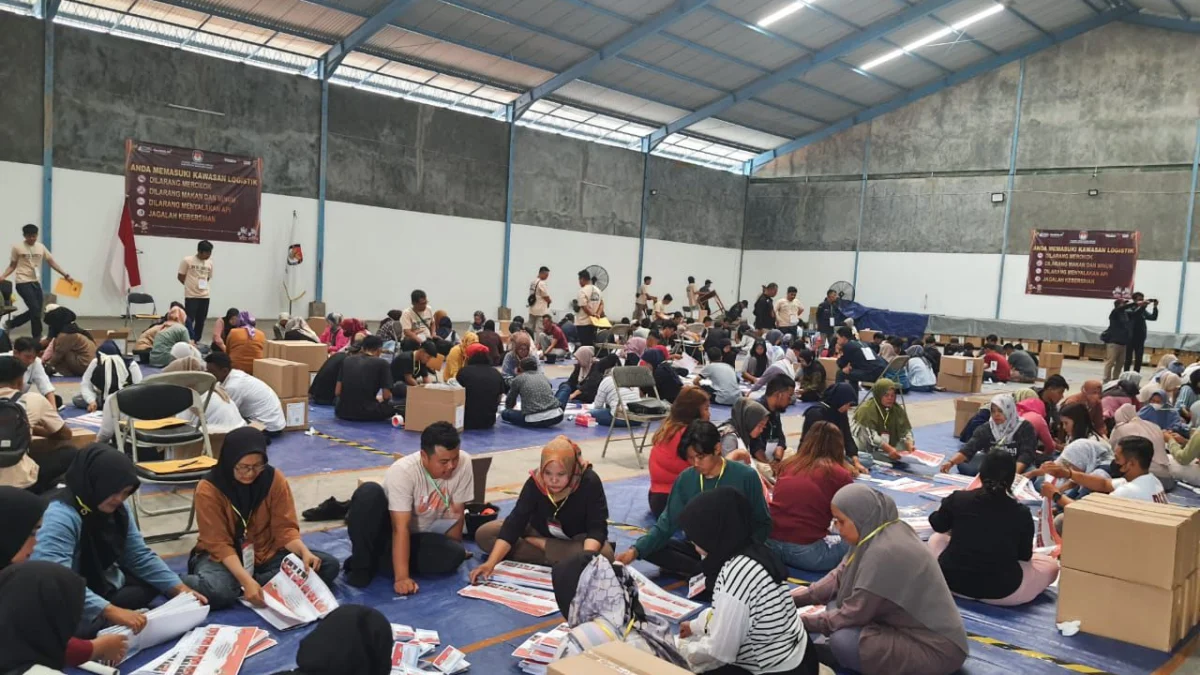 Libatkan 370 Warga, KPU Bandung Barat Mulai Sorlip Jutaan Surat Suara Ratusan warga dilibatkan dalam Sorlip surat suara pemilihan kepala daerah Bandung Barat dan Jawa Barat di Gudang logistik KPU Bandung Barat. Jumat (1/11). Dok Jabar Ekspres