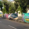Beberapa Alat Peraga Kampanye (APK) yang diduga difasilitasi oleh KPU Banjar pernah dipasang di tempat yang dilarang, yakni di pohon samping jalan raya. (Cecep Herdi/Jabar Ekspres)