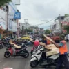 Juru Parkir di Jalan Letjen Soewarto Kota Banjar tengah merapihkan sepeda motor. Tarif retribusi parkir kendaraan masih sama sejak tahun 2016. (Cecep Herdi/Jabar Ekspres)