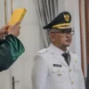 Direktur Pelayanan Laporan Pengaduan Masyarakat (PLPM) KPK Budi Waluya sebagai Pj Buapati Ciamis oleh Pj Gubernur Jabar Bey Machmudin di Gedung Pakuan, Bandung, Jawa Barat. (Foto/ANTARA)