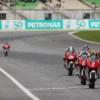 Pebalap binaan Astra Honda Motor tampil memukau di Idemitsu Asia Talent Cup (IATC) 2024, terus berusaha melaju kencang. Nomor motor pebalap #7 : Muhammad Kiandra Ramadhipa. #13: M Rama Putra.