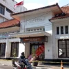 Dok. Kondisi Gedung YPK di Jl. Naripan, Kota Bandung, pasca roboh dibagian atap bangunan. Foto. Sandi Nugraha.