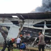 Petugas saat mencoba memadamkan Pabrik Tekstil yang terbakar di Kecamatan Baleendah, Kabupaten Bandung, Senin (4/11). Foto Istimewa