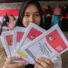 Ilustrasi pemilih memperlihatkan surat suara di salah satu TPS saat pelaksanaan Pilpres 2024, di Kota Bandung. (Dok. Jabar Ekspres)