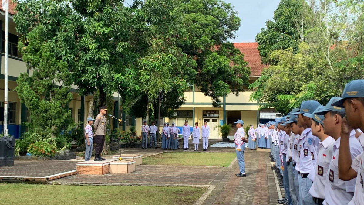 Polres Banjar Beri Penyuluhan Hukum ke Siswa SMA Kapolres Banjar AKBP Danny Yulianto memberikan penyuluhan hukum kepada Siswa di SMAN 1 Banjar, Senin 4 November 2024. (Cecep Herdi/Jabar Ekspres)