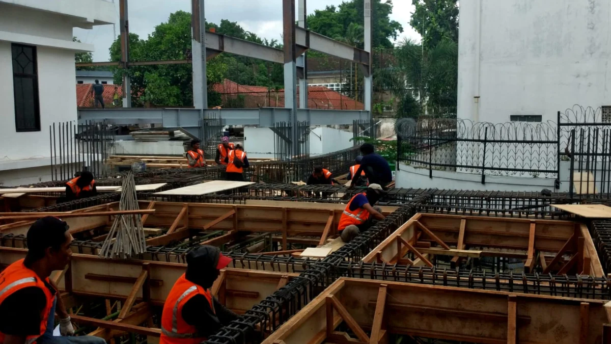 Harap Cemas Capai Target Pertumbuhan Ekonomi Jawa Barat, Triwulan III Baru Sentuh 4,91 Persen Sejumlah pekerja saat menggarap proyek pelebaran musala DPRD Jawa Barat. Sektor konstruksi yang bergeliat di triwulan III.