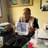 Dikdik S Nugrahawan saat Menunjukan Foto Bukti Sejumlah APK nya yang Dirusak dan Bukti Black Campaign di Media Sosial (Mong)