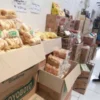 BPOM Jawa Timur menyidak produk makanan berbahaya dari China Latiao di toko grosir makanan ringan, Kota Kediri, Jawa Timur, Senin (4/11/2024). (foto/ANTARA)