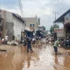 Warga Kampung Blok Desa, Desa Banjaran Wetan, Kecamatan Banjaran saat membersihkan beberap material lumpur akibat banjir. Foto Agi