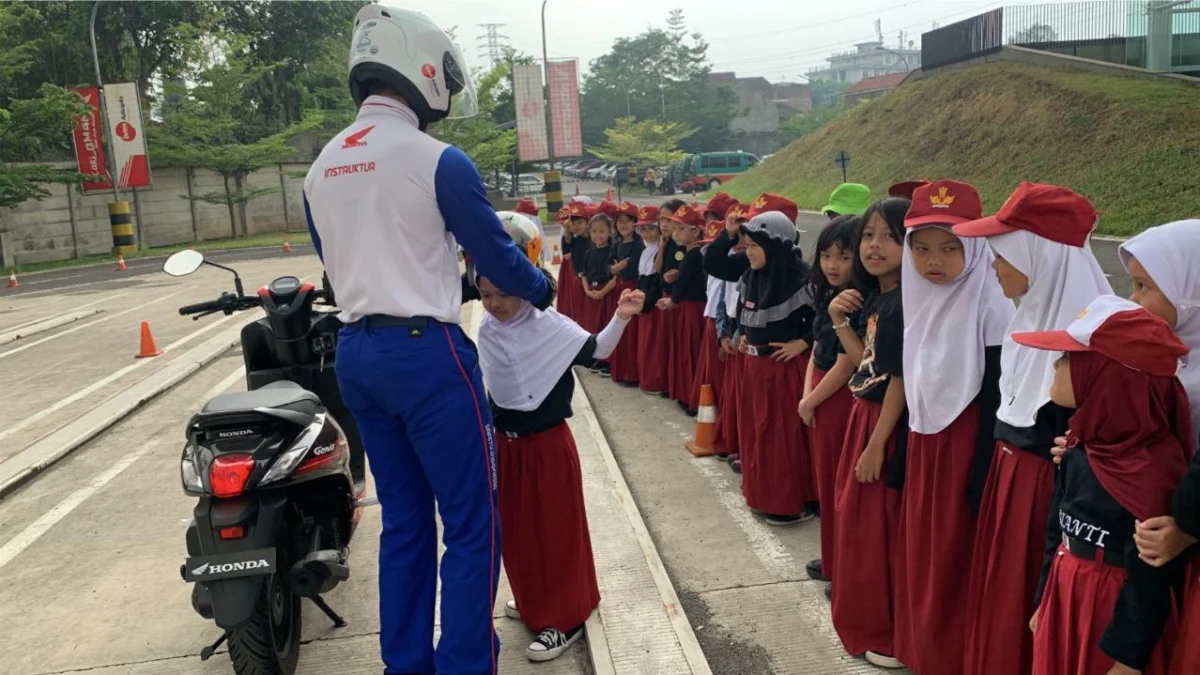 Peran Penting Orang Tua dalam Menjaga Keselamatan Anak Berkendara Saat ke Sekolah Peran Penting Orang Tua dalam Menjaga Keselamatan Anak Berkendara Saat ke Sekolah