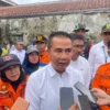 Penjabat (Pj) Gubernur Jawa Barat, Bey Machmudin meninjau lokasi terdampak banjir Banjaran Wetan, Kecamatan Banjaran, Kabupaten Bandung pada Rabu (6/11/2024). Foto Agi