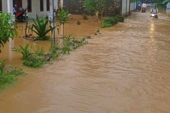 Dampak Proyek Tol Cipularang KM 104-105, Belasan Rumah di Ciptagumati KBB Terendam Banjir Dampak proyek Tol Cipularang di Km 104-105, Kampung Gudang, Desa Ciptagumati, Kecamatan Cikalongwetan, Kabupaten Bandung Barat (KBB), terendam banjir. Dok pegawai Pemdes Ciptagumati