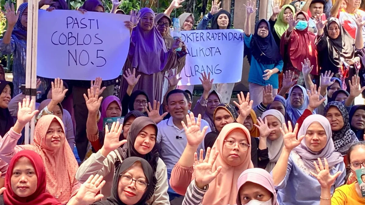 Kreatif! Warga Sambut Heboh Dokter Rayendra Pakai Poster Tulisan Tangan Calon Wali Kota Bogor, Nomor Urut 5, Dokter Reyendra saat bersama warga Kelurahan Sindangrasa. (Foto: Istimewa)