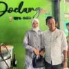 Calon Wali Kota Bogor, Nomor Urut 1, Sendi Fardiansyah bersama istrinya Chaloda Zulfia saat menikmati kuliner Doclang khas Kota Bogor. (Yudha Prananda / Jabar Ekspres)