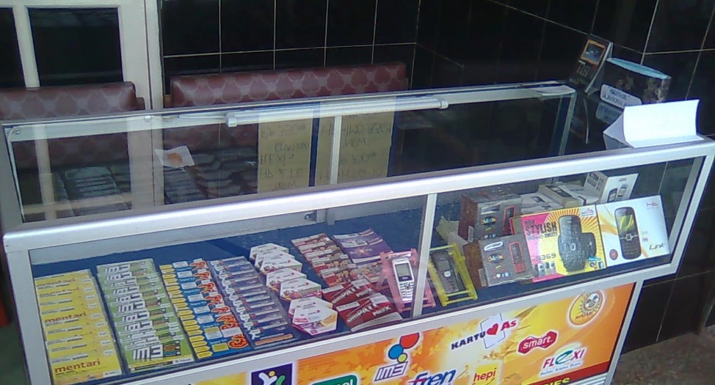 Dapat Bantuan Etalase hingga Handphone dari BRI, Rita Bisa Promosikan Usaha Konter Pulsa Potret konter pulsa milik Rita Anggraini bantuan UMKM dari BRI