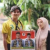 Dua muda-mudi memegang gambar berisikan pasangan calon Walo Kota dan Wakil Walikota Banjar nomor urut 3, Sudarsono dan Supriana. Paslon ini menjanjikan Tunjangan Daerah (Tunda) ASN Guru diberikan lagi. (Foto:Istimewa)